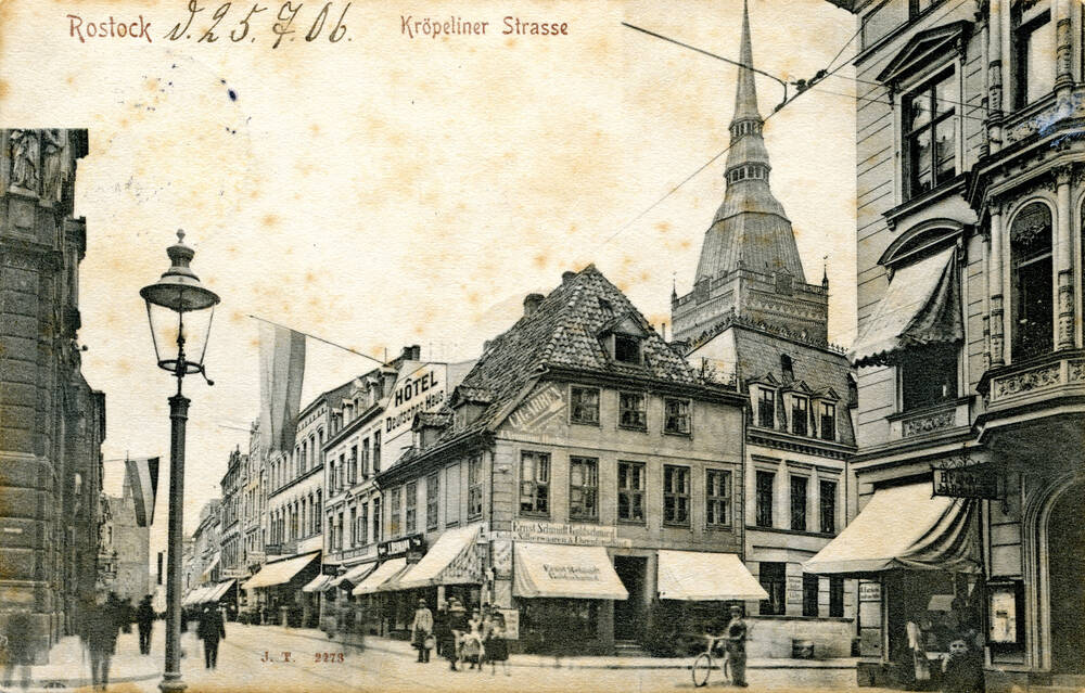 Blick von Blücherplatz auf die Ecke Kröpeliner Straße/ Pädagogienstraße, um 1905