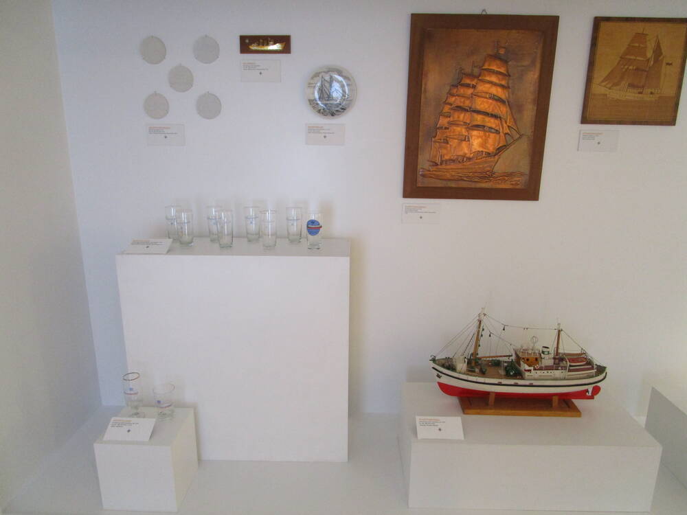Models and medals - objects and their stories in the rear display case